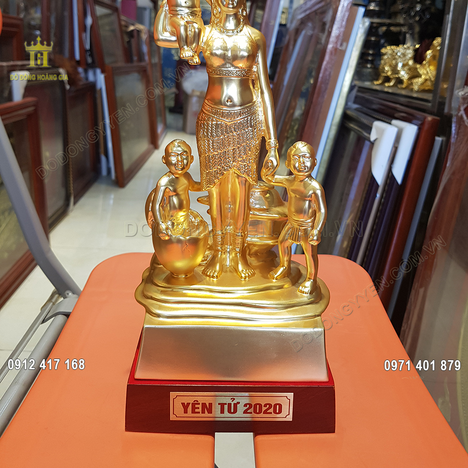 Phần ch&acirc;n đế được đ&uacute;c theo khối v&ocirc; c&ugrave;ng d&agrave;y dặn v&agrave; chắc chắn